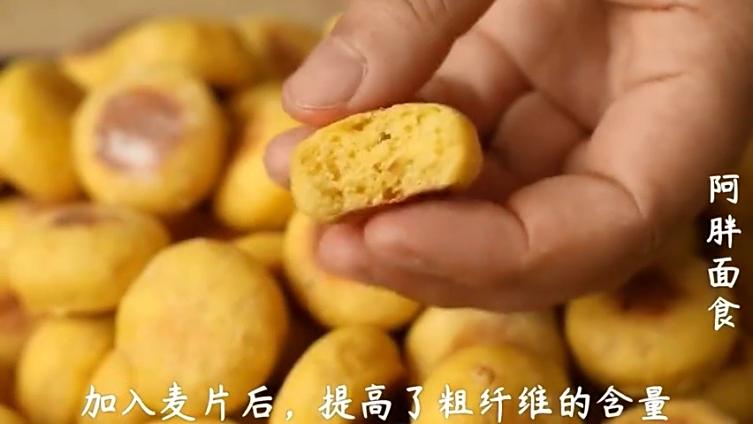 【黄金小馒头】焦香松软,加入燕麦和红薯,减脂营养又健康~ via  (m)